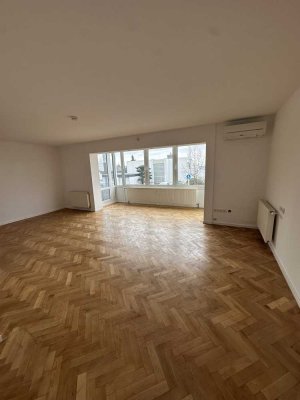 Frisch renovierte 4-Zimmer-Terrassenwohnung & Garten mit Panoramablick in Traumlage (Musikerviertel)