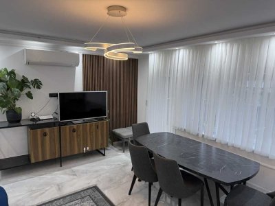 Modernisierte 4-Raum-Wohnung mit Balkon und Einbauküche in Krefeld