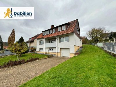 Idyllisches Wohnen in Hanglage:  Einfamilienhaus mit Garage und sonniger Terrasse