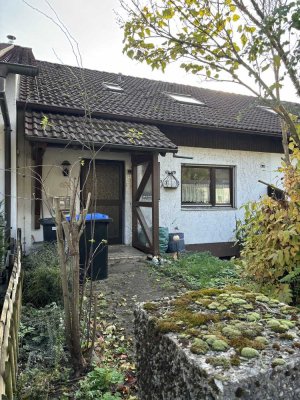 Renovierungsbedürftiges Reihenmittelhaus in ruhiger Lage und grenznah