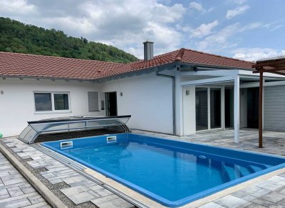 Exklusiver Bungalow mit Wintergarten, Pool und großer Doppelgarage