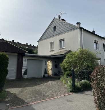 Einfamilienhaus / Reihenendhaus mit Garten, Pool, Garage und Carport