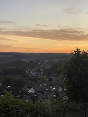 Teilmöbliert, neuwertige 4 Z-EG-Wohnung mit geh. Innenausstattung mit Balkon und EBK in Remscheid