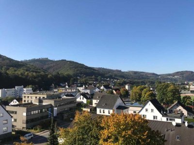 Vollständig renovierte Wohnung mit zwei Zimmern sowie Balkon und Einbauküche in Plettenberg