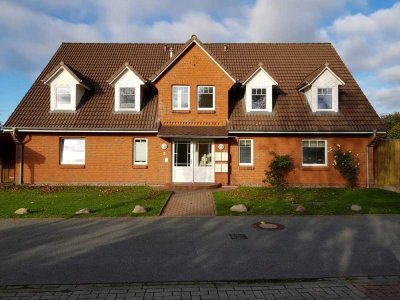 Sonnige, helle  2-Zimmer-Wohnung + ca. 20 qm Mansardenzimmer ruhig aber zentrumsnah in Niebüll