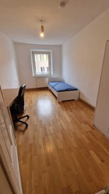 Großzügige 2-Zimmer-Wohnung mit Küche teilmöbliert (Als WG geeignet)