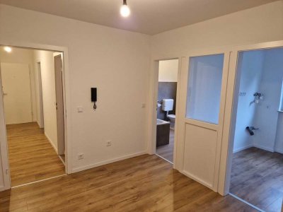 Sofort freie Wohnung mit Einbauküchenzeile, neu renoviert !!