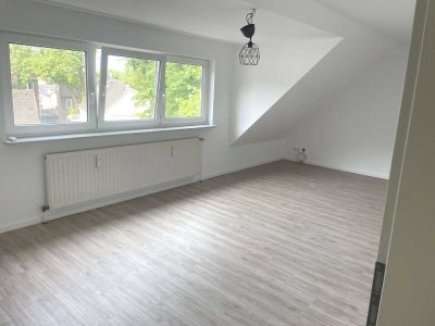 Helle Dachgeschoß-Wohnung, gemütliche Wohnküche.  *Renoviert* (WBS)