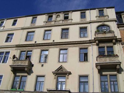 **Hochwertiger, sanierter Altbau, DG mit Lift, Balkon, Einzelgarage****