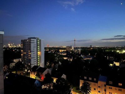 * NEUER PREIS * Moderne Drei-Zimmer-Wohnung mit riesiger Dachterrasse und tollem Panoramablick ***