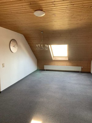 Gepflegte 4 Zimmer DG-Wohnung sowie Balkon und Einbauküche in Berkheim