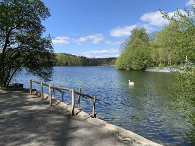 Geschmackvolle, modernisierte und möblierte 2-Raum-Maisonette-Wohnung am Schlachtensee mit Tiefgarag