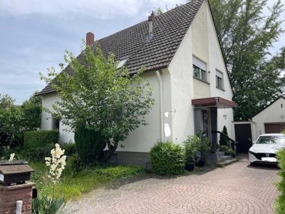 Zweifamilienhaus mit viel Potential, Pool und großem Garten in Limburgerhof