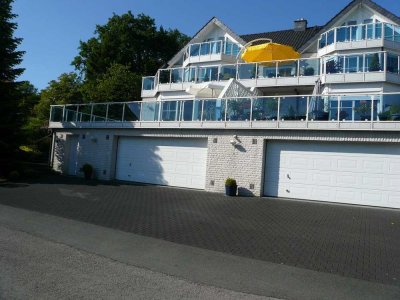 Hochwertige Terrassenwohnung mit zwei Zimmern, Küche und Balkon in Oerlinghausen