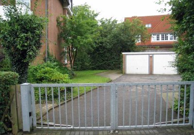 2-Zimmer-Hochparterre-Wohnung mit Balkon, Küche, Keller und Parkplatz in Neumünster