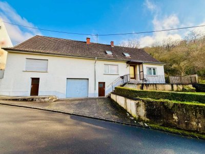 Freistehendes Einfamilienhaus mit Umbaupotenzial und großem Garten