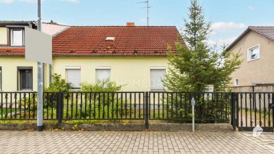 Neues Leben für alte Mauern: Sanierungsbedürftige DHH mit Garten, Garage und Gestaltungspotenzial