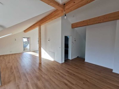 Erstbezug Neubau: Großzügige 3-Zimmer-Dachgeschosswohnung mit Loggia und Einbauküche in Piding