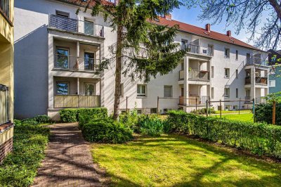 Frisch renoviert, Tageslichtbad mit Wanne und Balkon zur Hofseite. EG-Wohnung in DD-Reick