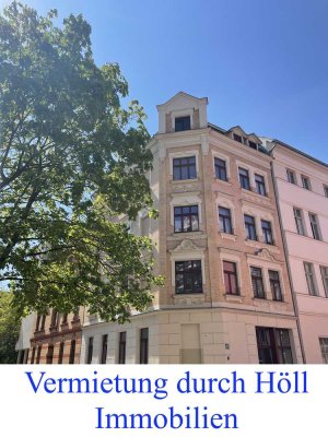 Höll-Immobilien vermietet schöne 1-Raum Wohnung im saniertem Altbau.