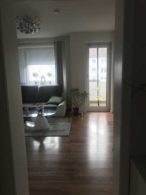 Vollständig renovierte Wohnung mit drei Zimmern sowie Balkon und EBK in Köln