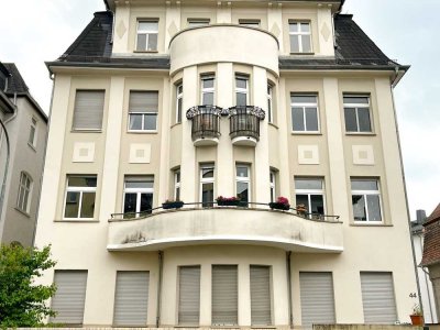 Altbaucharme in direkter Innenstadtlage: Großzügige 2 Zimmer-Wohnung mit Balkon in einem denkmalg...