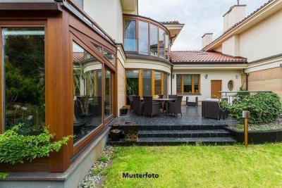 Einfamilienhaus mit unterkellerter Terrasse und Carport