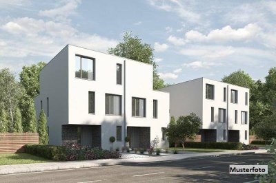 2-Familienhaus mit 2 Garagen + provisionsfrei +