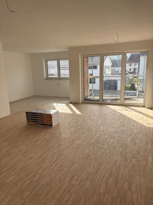 *Erstbezug* Moderne & helle 3-Zimmer Wohnung mit Balkon, EBK und 2 Stellplätzen in Metzingen