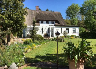 Wunderschönes Reetdachhaus mit sehr gepflegtem Garten an der Westküste Schleswig-Holsteins