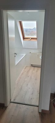 Stilvolle, vollständig renovierte 2, 5-Raum-Dachgeschosswohnung mit Balkon und EBK in Uhingen