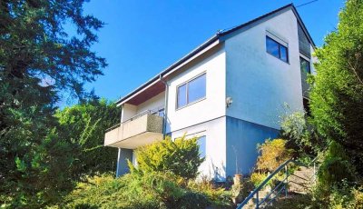 Zweifamilienhaus mit Garten, Garage und toller Aussicht!