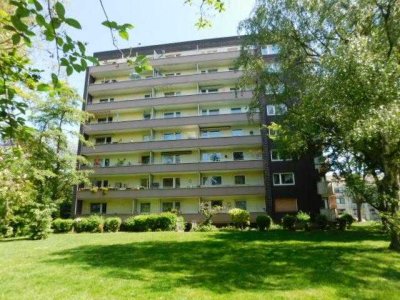 Renoviert und bezugsfertig... 1-Raumwohnung mit Balkon direkt am Crönpark in grüner Lage...