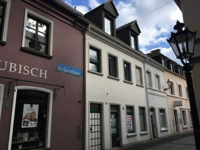 Für Altstadtliebhaber: Tolle Stadtwohnung mit Balkon im Herzen von Moers zu vermieten