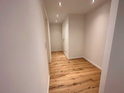 Neu renovierte 3- Zimmer Penthouse Wohnung mit wunderbarer Aussicht, großer Loggia und Stellplatz