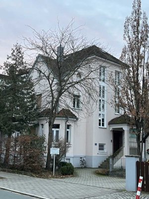 Schöne Altbau-3-Zimmer-Hochparterre-Wohnung mit Balkon und Einbauküche in Erlangen