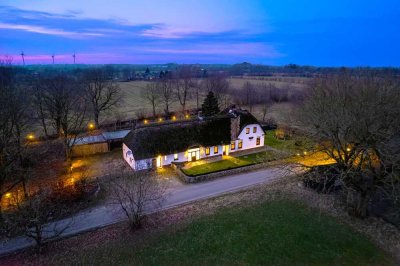 Reetgedecktes Schmuckstück: Mod. Försterhaus mit großem Grdstk. & vielfältigen Nutzungskonzepten!