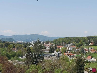 Fernsicht mit Loggia! Großzügig geschnittene Wohnung, auch für WG-geeignet!