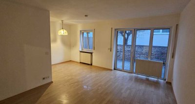 Stilvolle 2-Zimmer-Erdgeschosswohnung mit geh. Innenausstattung, EBK und großer WPC-Terrasse