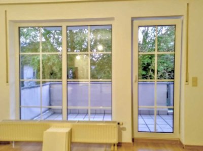 Kürzlich renovierte 2-Raum-Wohnung mit Balkon, Einbauküche und Keller