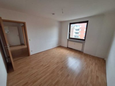 3 Raum Wohnung mit großem Balkon, frisch gestrichen