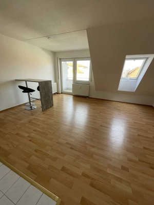 ** Single - Wohnung mit Einbauküche und Balkon**