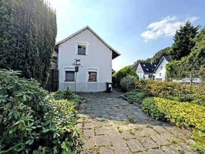 Eines der wohl ältesten Fachwerkhäuser in Giesenkirchen mit kleinem Garten und Garage!