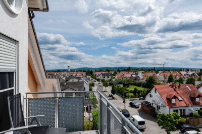 DG-Wohnung mit Panoramablick, offenem Giebel, Klimaanlage, Balkon, EBK, Aufzug, Tiefgarage