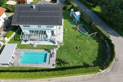 Modernes Einfamilienhaus mit Pool in sonnigster Lage und Bergblick auf den Wendelstein.