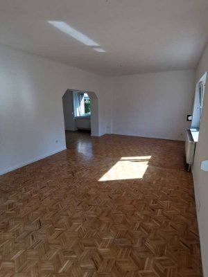 Attraktive 6-Zimmer-Wohnung mit Wintergarten, Terrasse und Garten