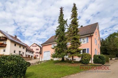 Charmantes, saniertes Bauernhaus mit viel Potenzial und traumhaftem Blick auf Schloss Blumenfeld