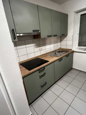 Renovierte Vier-Zimmer Wohnung mit Einbauküche und Garten