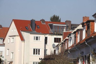 Wohn- und Geschäftshaus mit Balkon und Terrasse