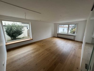 Vollständig renovierte 5-Zimmer-Wohnung mit Terrasse und Einbauküche in Mammendorf